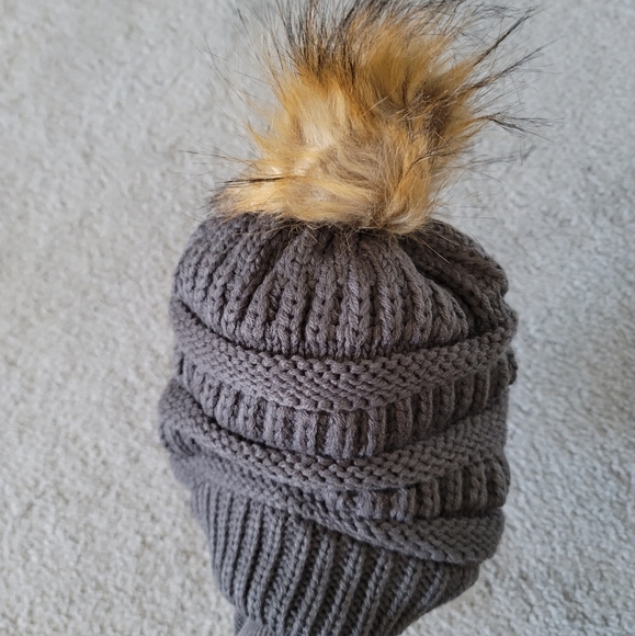 Womens Winter Handcrafted Knit Beanie Hat Cap Headgear Faux Fur Pom Pom Gray NEW - Picture 8 of 10